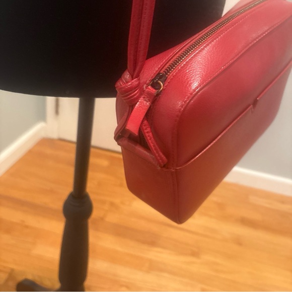 Von Holzhausen Red vegan “ leather “ bambu crossbody zipper bag - Picture 13 of 16